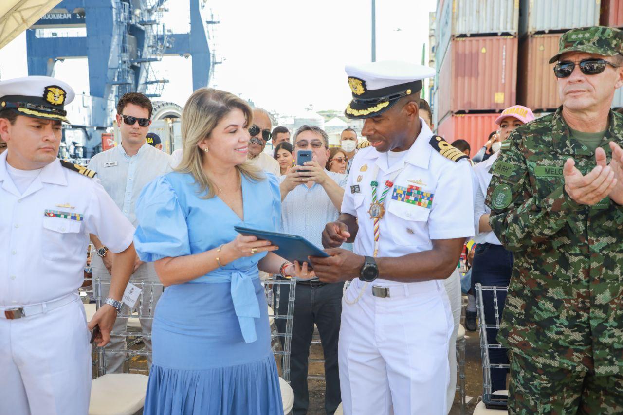 Buque Gloria recibe honores por parte de la alcaldesa Virna Johnson