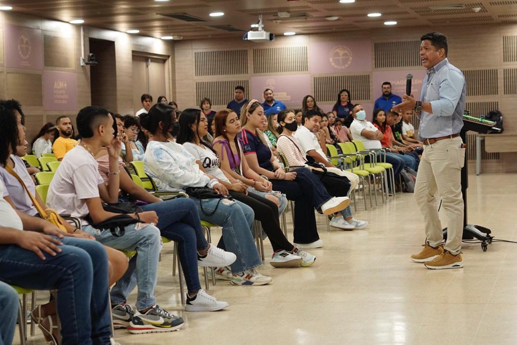 Rector Pablo Vera da la bienvenida de inicio de clases y de paso denuncia a inescrupulosos
