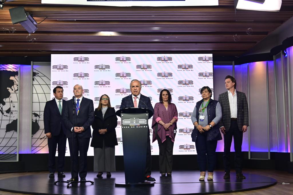 Por crisis de Viva Gobierno no descarta intervenir el mercado aéreo del país