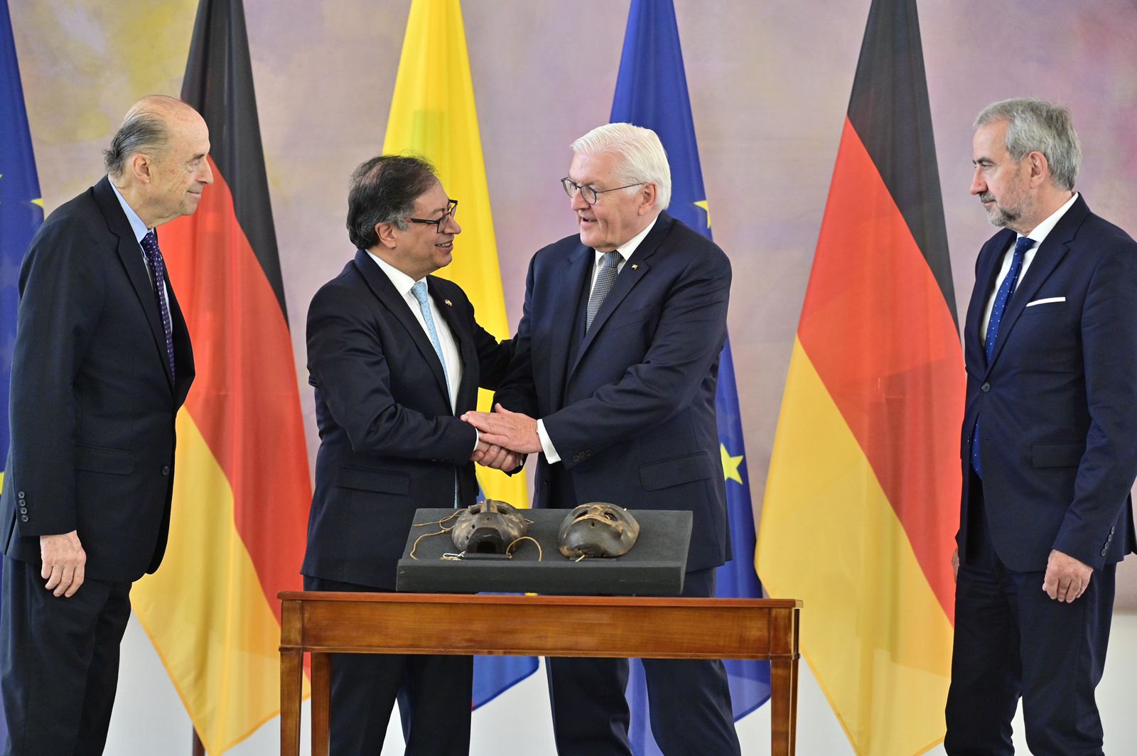 Presidente Petro ya tiene en custodia las dos máscaras Kogui que fue a buscar a Alemania