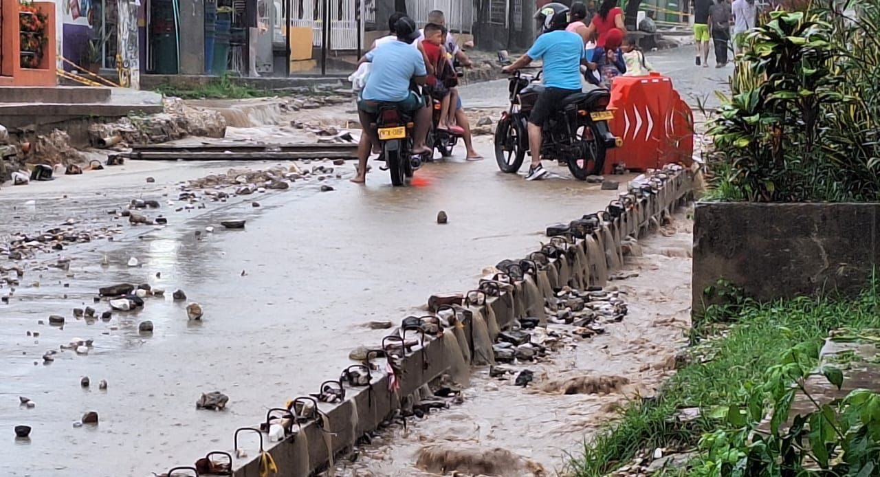 Fuerte aguacero causa daños en la construcción de la vía Bonda-El Curval