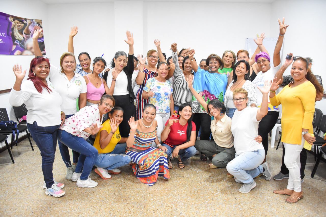 Virna y la escuela de formación entregan certificados de cualificación y cambio