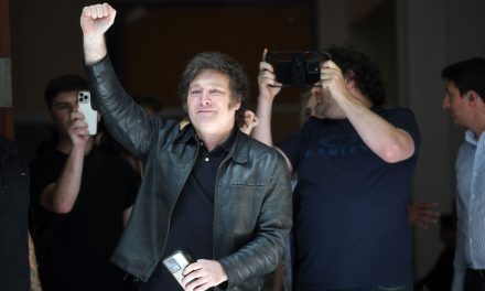 El triunfo de Milei en Argentina vuelve a revolver el agua entre Bukele y Petro