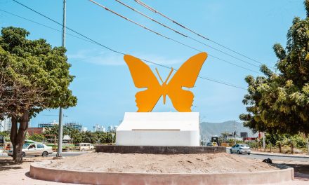 Mariposas amarillas y máquina de escribir otro símbolo para el Destino