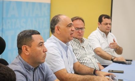 Alcalde Carlos Pinedo frena el paro indefinido de taxistas, se logra acuerdo y se ofrecen garantías
