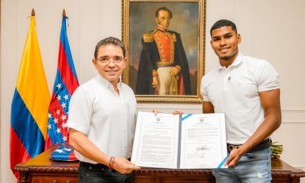 Arnovis Dalmero regresa de Francia y recibe homenaje del gobernador Rafael Martínez