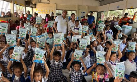 Alcaldía Pinedo hace una nueva entrega de computadores y leche en polvo a estudiantes de la ciudad