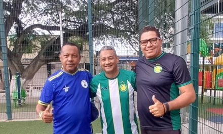 Aquí entre dos grandes del fútbol Edson y Teddy