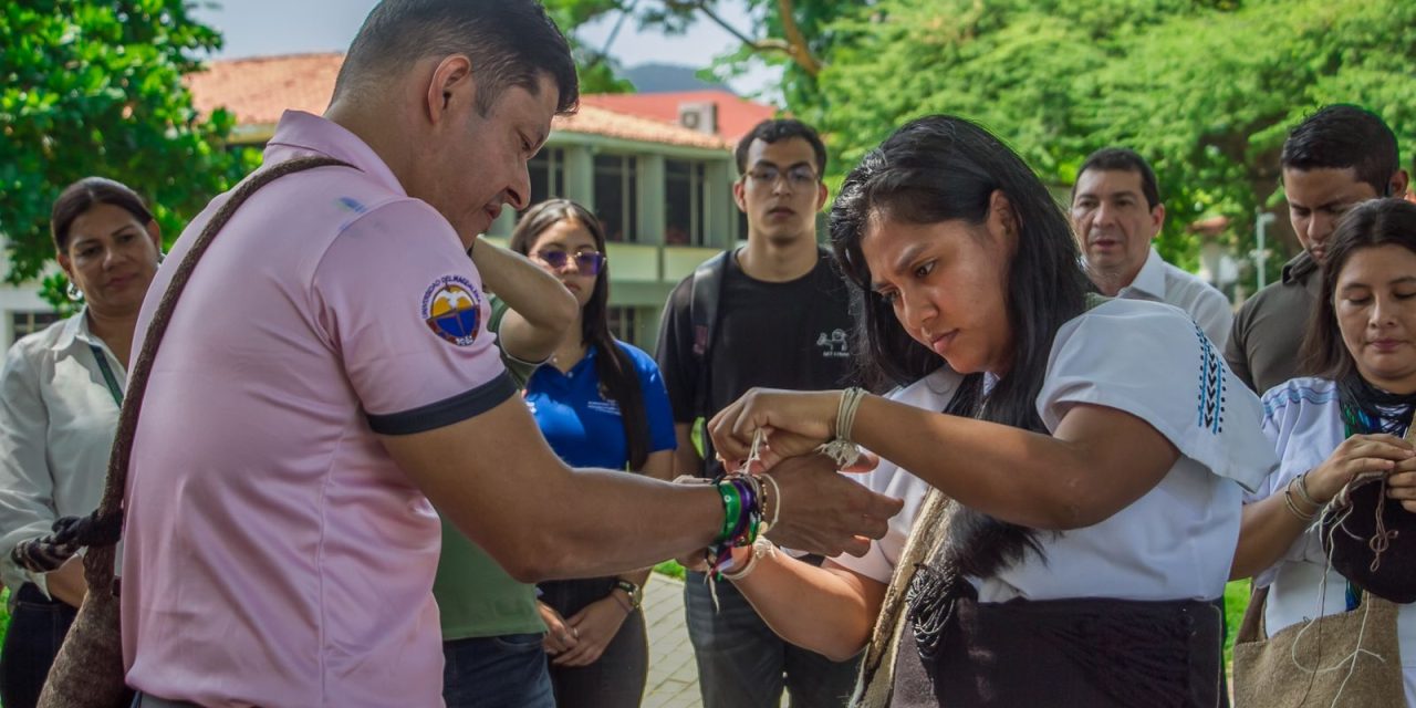 A pocas horas de la Consulta Pablo Vera recibe el cariño de la comunidad universitaria   