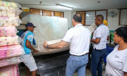Alcalde Pinedo llega al barrio San Fernando y muestra su solidaridad y apoyo integral a familias tras colapso del cerro