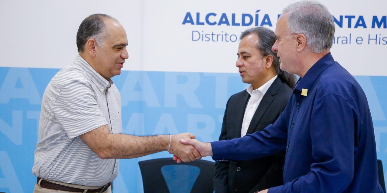 Alcalde Carlos Pinedo firma Memorando de Entendimiento por una Santa Marta Inteligente