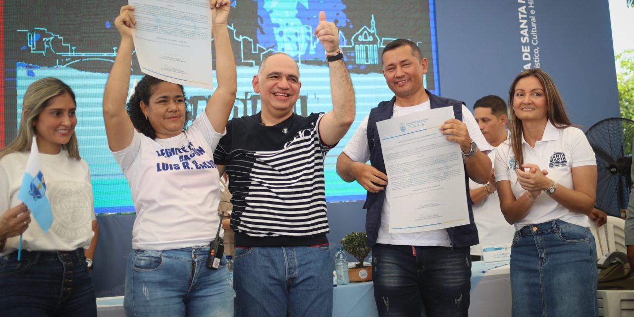 Alcalde Carlos Pinedo va al barrio habla de la legalización de 9 barrios que  benefician a 1.497 familias
