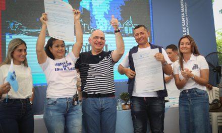 Alcalde Carlos Pinedo va al barrio habla de la legalización de 9 barrios que  benefician a 1.497 familias
