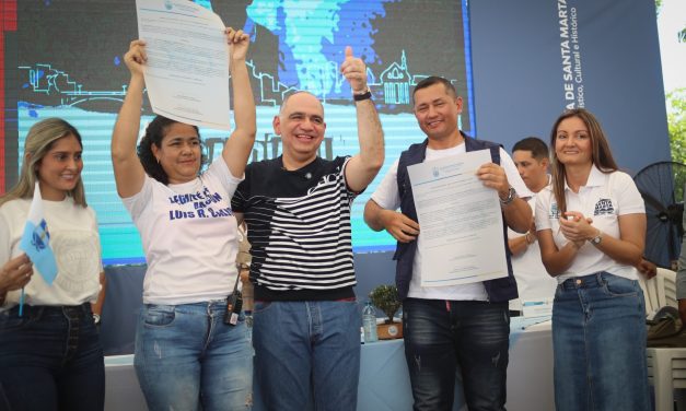 Alcalde Carlos Pinedo va al barrio habla de la legalización de 9 barrios que  benefician a 1.497 familias