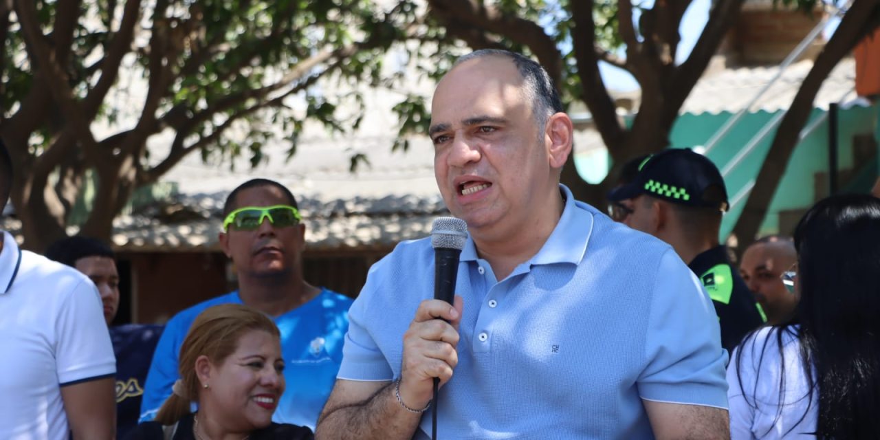 Alcalde Pinedo anuncia intervención de escenarios y parques luego de entregar la cancha Polideportiva de Chimila II