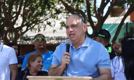Alcalde Pinedo anuncia intervención de escenarios y parques luego de entregar la cancha Polideportiva de Chimila II