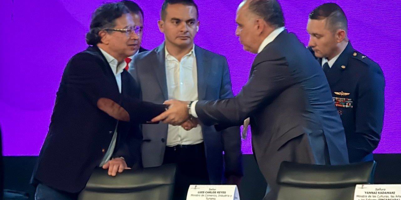 Presidente Petro estrecha la mano del alcalde Pinedo y habla de solución al problema de agua en Santa Marta
