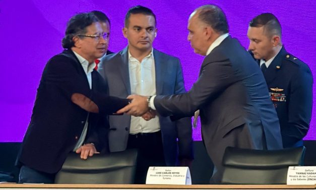 Presidente Petro estrecha la mano del alcalde Pinedo y habla de solución al problema de agua en Santa Marta
