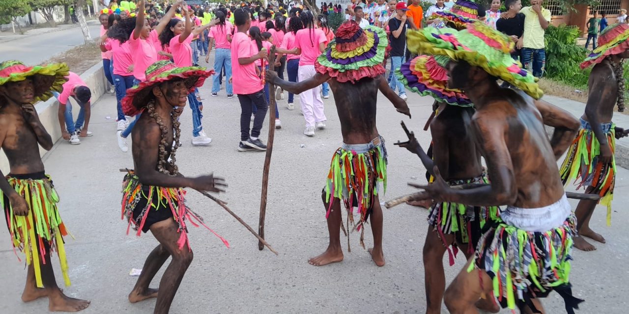 El Carnaval Estudiantil de El Retén prendió la fiesta desde la buena mañana
