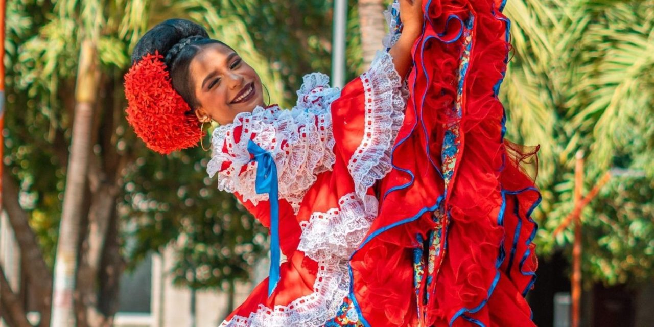 Su majestad María Ángell I da la orden a los carnavaleros de bailar y disfrutar