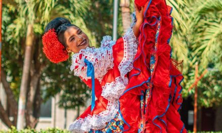 Su majestad María Ángell I da la orden a los carnavaleros de bailar y disfrutar
