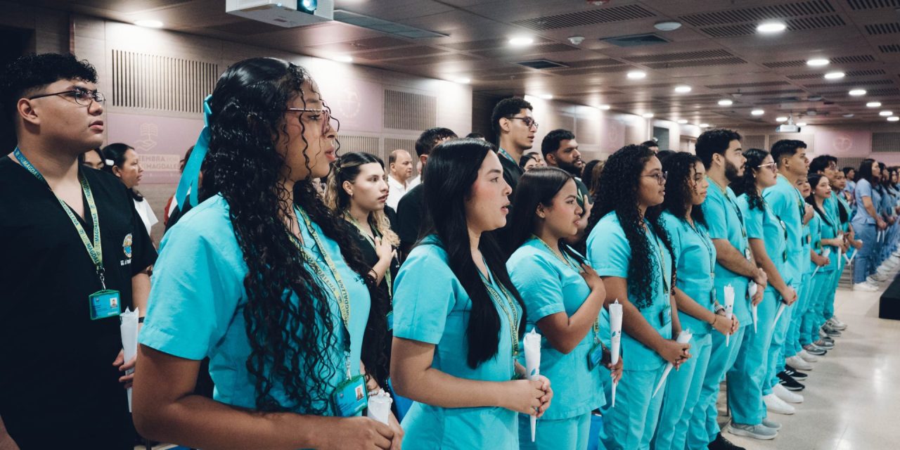 Compromiso y vocación: UNIMAGDALENA entregó insignias a practicantes de la Facultad de Educación