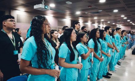 Compromiso y vocación: UNIMAGDALENA entregó insignias a practicantes de la Facultad de Educación