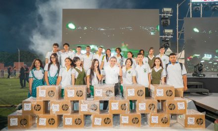 Gobernador Rafael Martínez define la entrega de computadores como el paso de la teoría a la practica