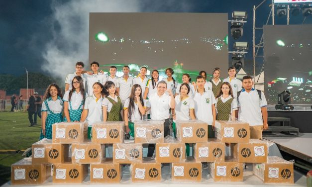 Gobernador Rafael Martínez define la entrega de computadores como el paso de la teoría a la practica