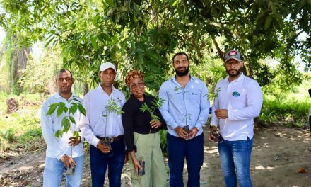 CORPAMAG hace alianza con FEDEPALMA, entregan 300 árboles en la Zona Bananera