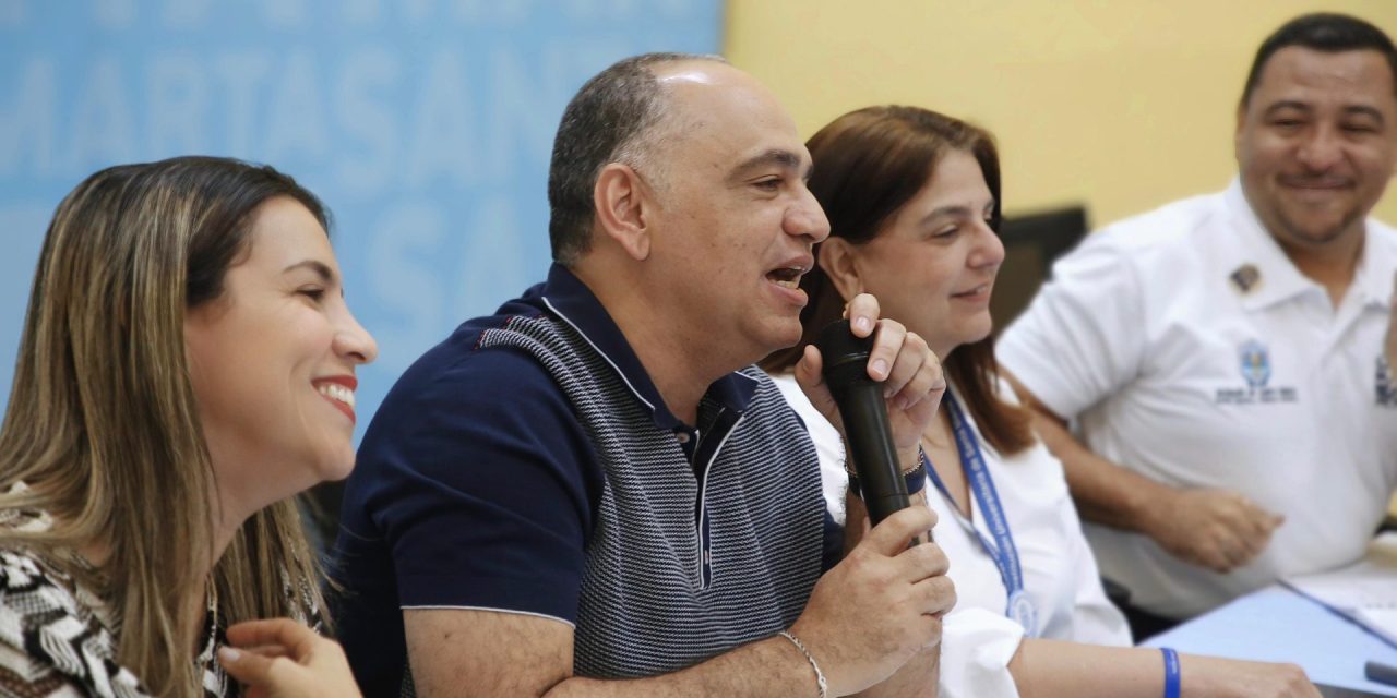 El Alcalde Carlos Pinedo reafirma su compromiso con los taxistas de Santa Marta