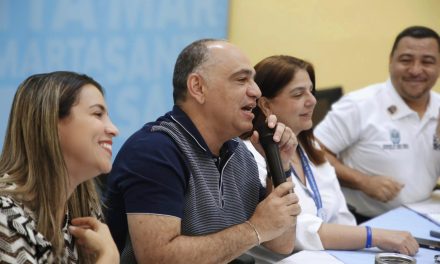 El Alcalde Carlos Pinedo reafirma su compromiso con los taxistas de Santa Marta