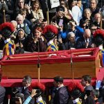 El pueblo ya pudo ver el féretro de Francisco, fue llevado a la Basílica de San Pedro