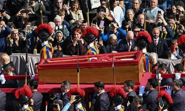 El pueblo ya pudo ver el féretro de Francisco, fue llevado a la Basílica de San Pedro