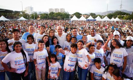 Alcalde Pinedo se compromete que mientras gobierne dará el sitio que los niños merecen en la sociedad