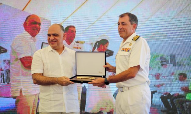 Alcalde Pinedo entrega Llaves de la Ciudad al capitán del Juan Sebastián de Elcano
