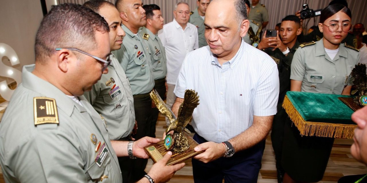 Alcalde Carlos Pinedo Cuello otorga máxima distinción al Gaula de la Policía por su servicio a los samarios