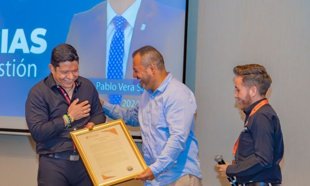 Rector Pablo Vera Salazar recibe reconocimiento por fortalecer la educación pública