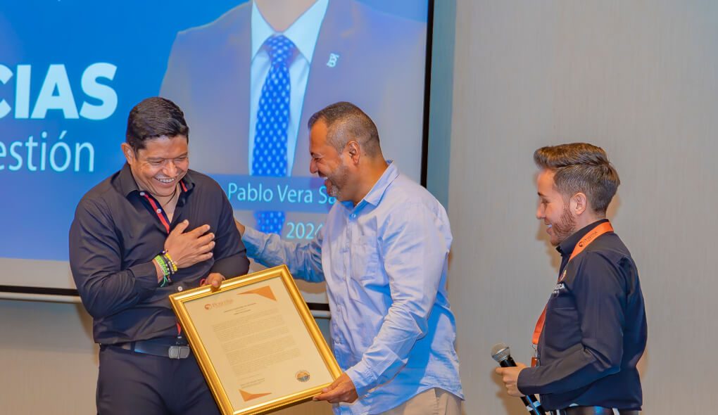 Rector Pablo Vera Salazar recibe reconocimiento por fortalecer la educación pública