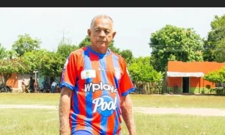 Juan Carlos Palacio y las leyendas del fútbol, homenajean a Finel De Los Ríos