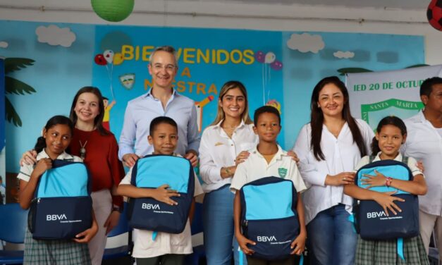 ¡Nos une la educación! Alcaldía y el BBVA entregan 200 kits a escolares a estudiantes de la IED 20 de Octubre