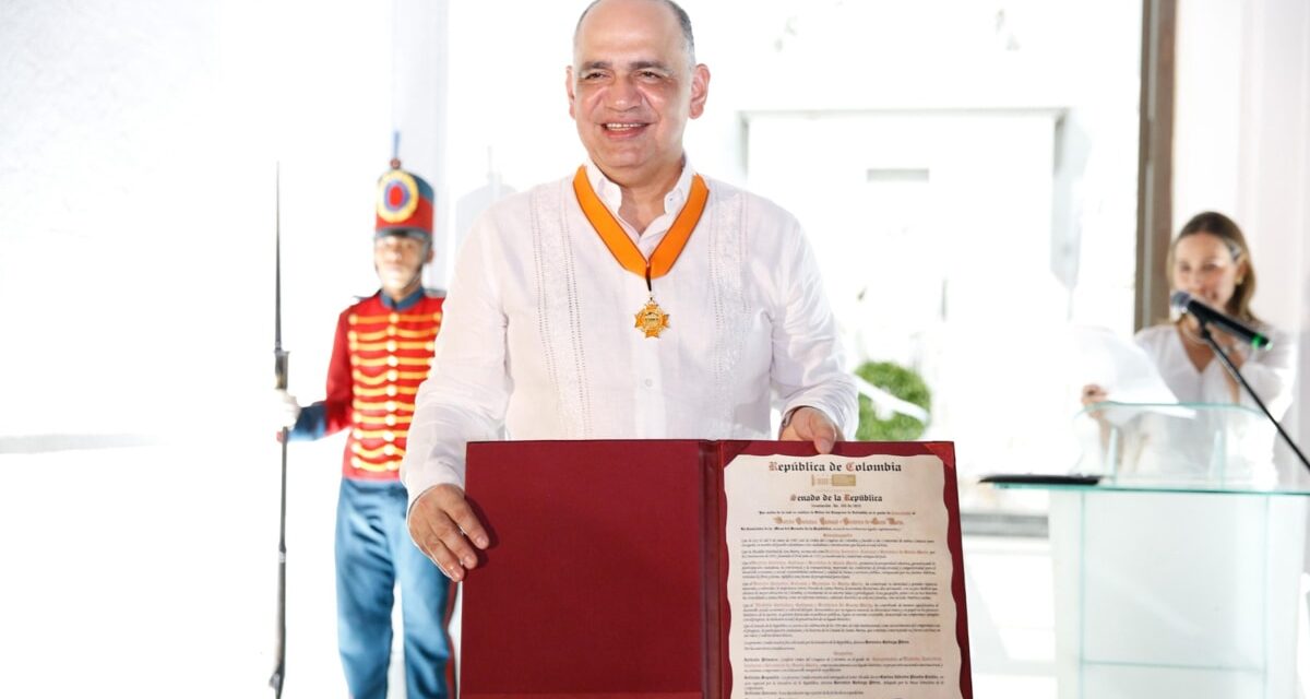 Alcalde Pinedo, a nombre de Santa Marta recibe condecoraciones y reconocimiento
