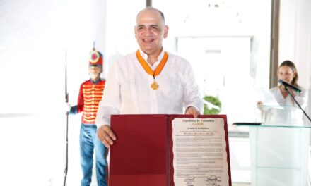 Alcalde Pinedo, a nombre de Santa Marta recibe condecoraciones y reconocimiento