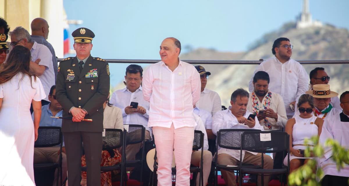 Alcalde Carlos Pinedo lideró con éxito el desfile del 20 de Julio que puso a Santa Marta en el foco nacional