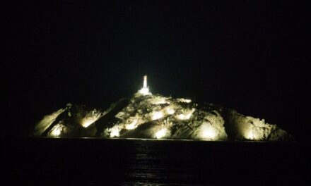 UNIMAGDALENA ilumina el Morro en honor a los 500 años de Santa Marta