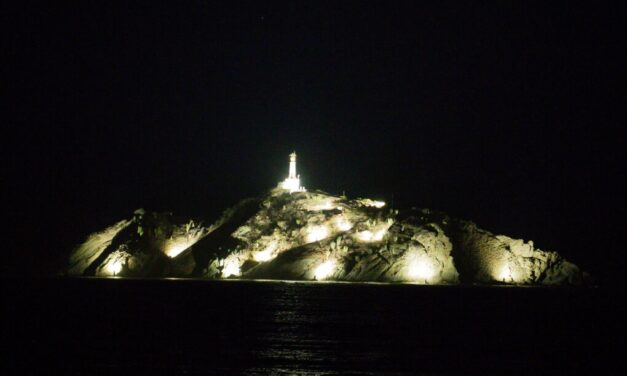 UNIMAGDALENA ilumina el Morro en honor a los 500 años de Santa Marta