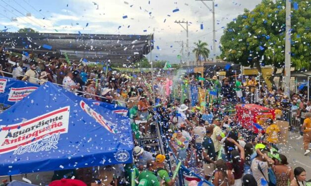 El Palco de Aguardiente Antioqueño y las Reinas de Colombia y Carnaval de Barranquilla