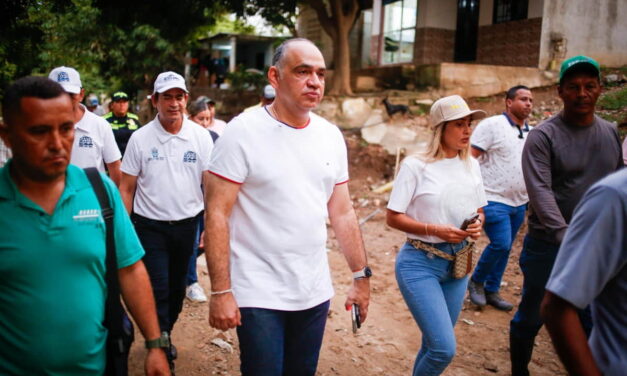 Sociedad damnificada y afectada por aguacero reconoce la humanidad del alcalde Pinedo