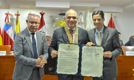 Por su liderazgo, espíritu integrador y servicio público Parlamento Andino entre la ‘Bernardo O’Higgins al Alcalde Carlos Pinedo