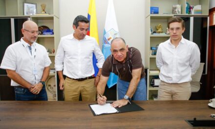 Alcalde Carlos Pinedo recibe donación de la CAF por 200 mil dólares para ayudar a familias afectadas en Santa Marta